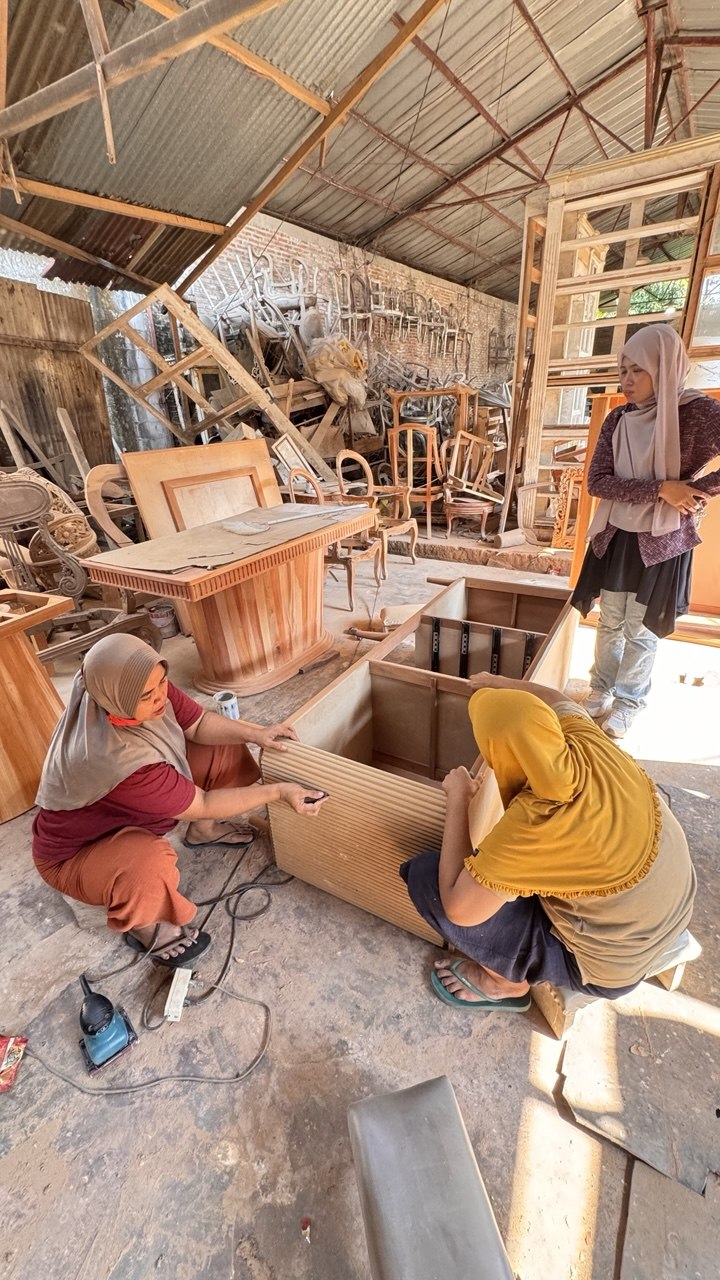 Craftsmanship and custom teak furniture at KayuHome